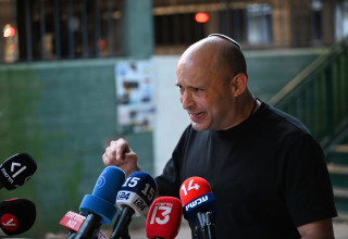 נפתלי בנט בכיכר החטופים (צילום: אבשלום ששוני)