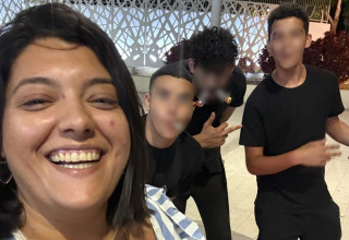 עדן בחברת ילדי שדרות (צילום: דוברות המשרד לביטחון לאומי)