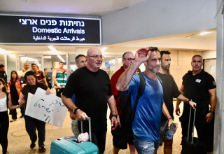 נוסעי טיסת פליי דובאי מתקבלים בנתב"ג (צילום: אבשלום ששוני)
