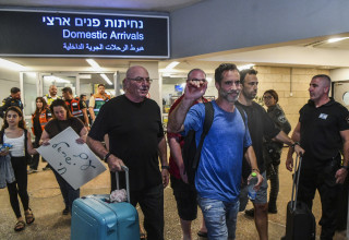 נוסעי פליי דובאי מגיעים לבן גוריון (צילום: אבשלום ששוני, פלאש 90)