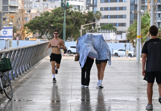 גשם בתל אביב, 1 באוקטובר 2026 (צילום: אבשלום ששוני)