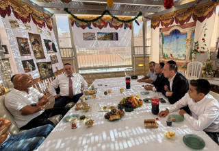 הוריו של אסף חממי בביקור בסוכת יעקב אשר (צילום: מוטי לבל)