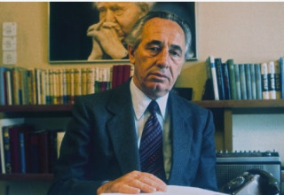 שמעון פרס, מתוך הסדרה "אדון כמעט" (צילום: צילום מסך ערוץ הכנסת)