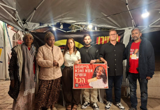 מתן אנגרסט והוריו מבקרים בסוכה של משפחתה של היימנוט קסאו (צילום: בתיה גלעדי)
