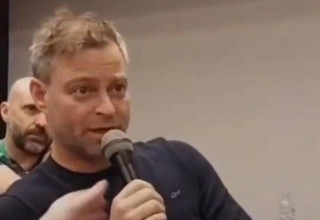 מוטי פשכצקי במסיבת העיתונאים של נבחרת אירלנד בסרביה (צילום: מסך)