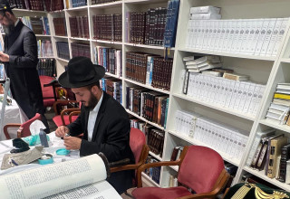 הכנסת ספר תורה למוצב פגה (צילום: ללא)