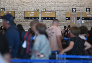 דלפק איתיחאד בנתב"ג (צילום: אבשלום ששוני)