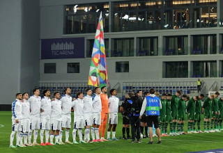 שחקני נבחרת אירלנד מרכינים ראש במהלך ההמנון הישראלי (צילום: Getty images)