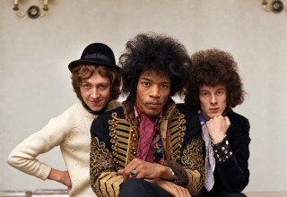 ג'ימי הנדריקס עם נואל רדינג ומיץ' מיטשל, חברי The Jimi Hendrix Experience, שהוקמה ב-1966 (צילום: Avalon/Getty Images, מעובד)
