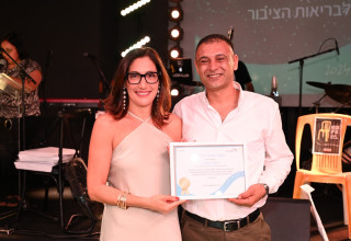 יסמין נחום מנכ"לית האגודה לבריאות הציבור מעניקה תעודת הצטיינות למוניר סיאם ז"ל (צילום: האגודה לבריאות הציבור)