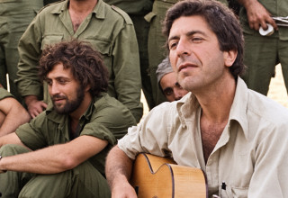 לאונרד כהן מופיע לפני חיילי צה"ל, 1973 (צילום: אורי דן, באדיבות גלריה פרקש, מעובד)