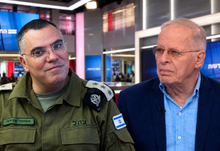 אהוד יערי, אביחי אדרעי (צילום: פלאש 90,צילום מסך)
