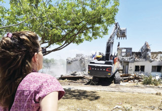 זהר לב מול הריסות ביתה בקיבוץ בארי (צילום: קרן לב)