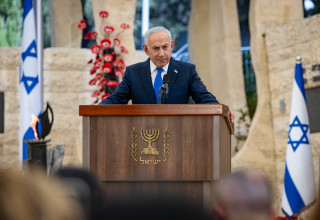 בנימין נתניהו נואם בטקס השבעה באוקטובר (צילום: אוליבר פיטוסי, פלאש 90)