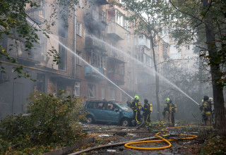 מלחמת רוסיה אוקראינה, בניין דירות שנפגע בקייב (צילום: REUTERS/Gleb Garanich)