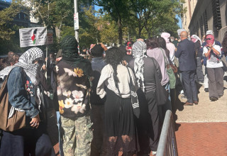 הפגנות פרו פלסטיניות באוניברסיטת קולומביה, כולם עם פנים מכוסות (צילום: אליה שי)