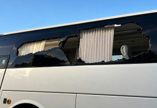 הנזק שנגרם לאוטובוס בחולון (צילום: דוברות המשטרה)