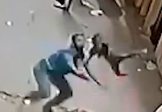 עובר אורח מציל ילד שנפל ממרפסת (צילום: מתוך יוטיוב)