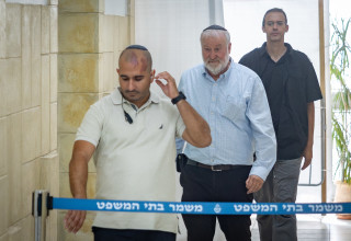 אביחי מנדלבליט בבית המשפט (צילום: חיים גולדברג, פלאש 90)
