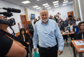 אביחי מנדלבליט בבית המשפט (צילום: חיים גולדברג, פלאש 90)