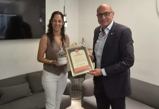 שינו זוארץ יו"ר ההתאחדות לכדורגל עם שגית בכנר, מייסדת פורום נשות המילואימניקים (צילום: אתר רשמי, ההתאחדות לכדורגל)