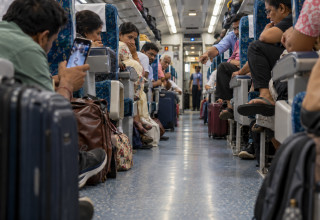 אורח לא רצוי ברכבת (צילום: AI)