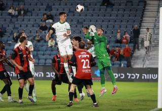 שחקני הפועל ירושלים מול מכבי חיפה (צילום: קובי אליהו)