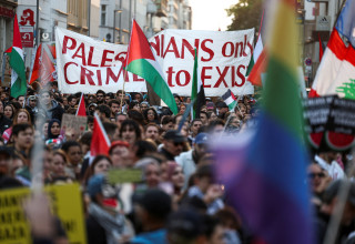 הפגנה פרו פלסטינית, דגל הגאווה (צילום: REUTERS/Christian Mang)