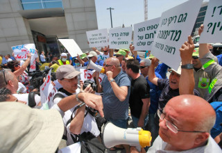 הפגנת עובדי רותם אמפרט מול משכן הכנסת (צילום: יחצ)