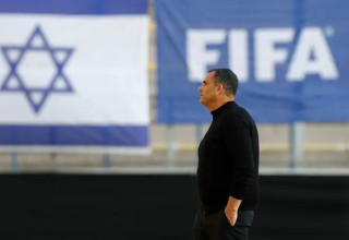 מנחם קורצקי מאמן נבחרת כדורגל הנשים של ישראל (צילום: רויטרס)