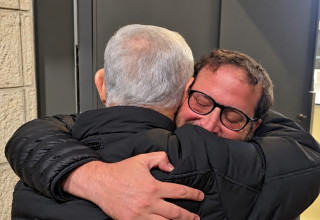 יונתן אוריך מתחבק עם בנימין נתניהו (צילום: רשתות חברתיות, שימוש לפי סעיף 27 א',בינה מלאכותית ושיפור צילום)
