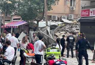 קריסת המבנה בנחלת בנימין (צילום: אבשלום ששוני)