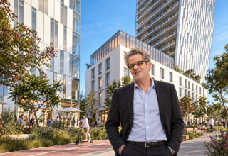 מתחם הבילוי מזוהה עם השף אייל שני (צילום: יונתן זינדל פלאש 90,איור: מעריב אונליין,ההדמיות - מתחם ניבה גת רימון)