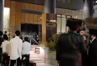הפגנת חרדים בבני ברק - מנסים לפרוץ לבניין של צהל (צילום: שימוש לפי סעיף 27א',רשתות)