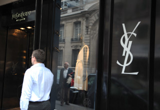 חנות של ysl (צילום: BERTRAND LANGLOIS / AFP via Getty Images)