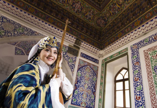 אישה בלבוש אוזבקי מסורתי  (צילום: Uzbekistan travel)
