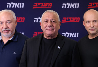 נפתלי בנט, גדי איזנקוט, אביגדור ליברמן (צילום: מארק ישראל סלם,בינה מלאכותית ושיפור צילום)
