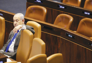 נתניהו לבד בשולחן הממשלה (צילום: מרק ישראל סלם)