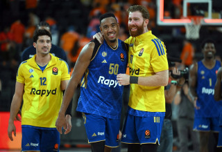 שחקני מכבי תל אביב חוגגים מול ולנסיה (צילום: GettyImages)