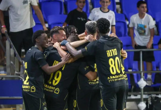 בדרך לניצחון היסטורי? שחקני בית"ר ירושלים חוגגים עם עומר אצילי (צילום: קובי אליהו)