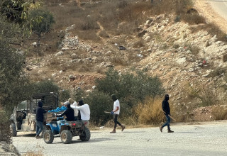 מתנחלים תוקפים דיפלומטיים ביהודה ושומרון (צילום: רוני פדרמן)