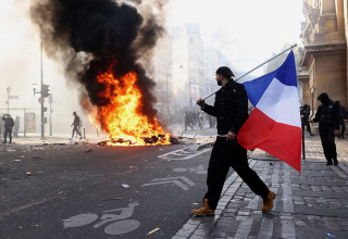 מהומות בצרפת (צילום: REUTERS/Jack Taylor)