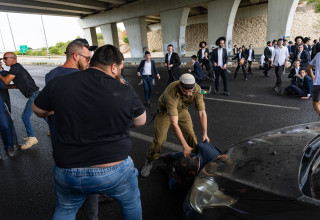 הפגנת חרדים בכביש 4 (צילום: חיים גולדברג/פלאש 90)