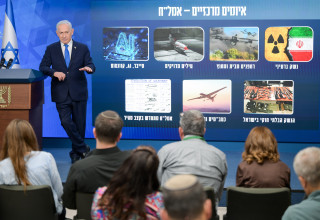 בנימין נתניהו בתדרוך לכתבים (צילום: מעיין טואף לע"מ)