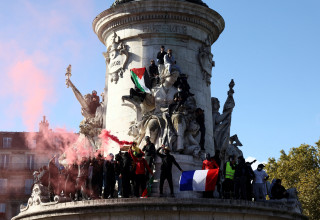 דגל פלסטין ודגל צרפת במהומות (צילום: REUTERS/Jack Taylor)