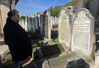 ג'וש ארונסון בקבר סבא רבא שלו בסלובקיה (צילום: ג'וש ארונסון)