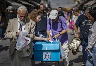 קלפי מוצבת בשוק מחנה יהודה לקראת בחירות 2026 (צילום: יונתן זינדל פלאש 90)