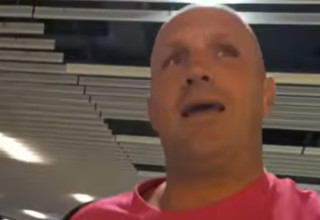 "ישראל הורגת ילדים" - הנוסע סירב להוריד החולצה (צילום: רשתות שימוש לפי סעיף 27)