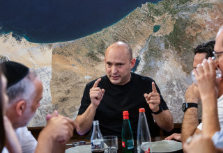 נפתלי בנט על רקע מדינת ישראל (צילום: חיים גולדברג, פלאש 90,המרכז למיפוי לישראל,בינה מלאכותית ושיפור צילום)