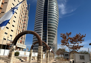מגדל "הטיל" בחיפה שנפגע מהדף טיל איראני ב"עם כלביא" חוזר לתפקוד (צילום: יחצ)